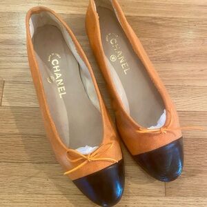 Vintage orange Chanel ballet flats. Vintage size 39.5
